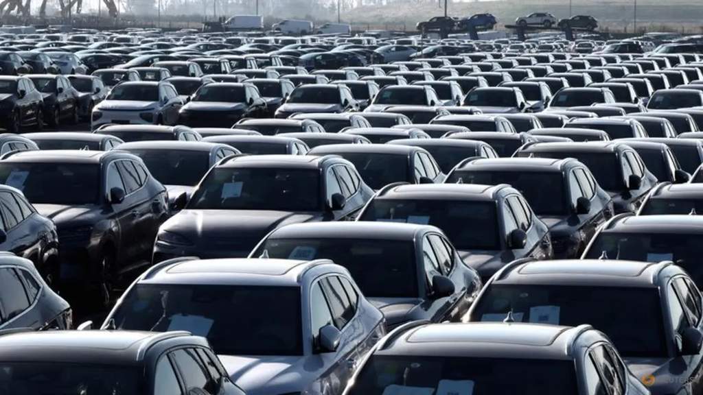 Mobil listrik BYD parkir di pelabuhan