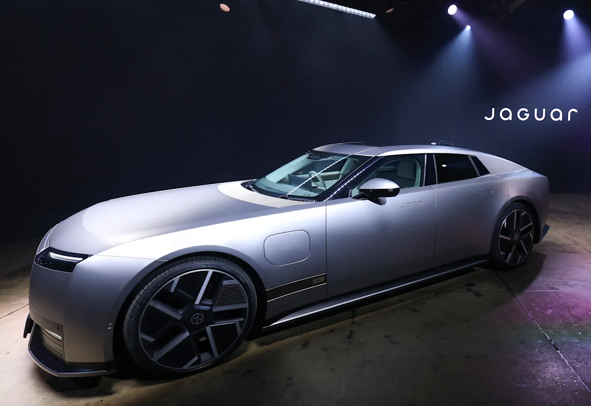 Mobil listrik mewah Jaguar Type 01 meluncur di New York dengan desain futuristik