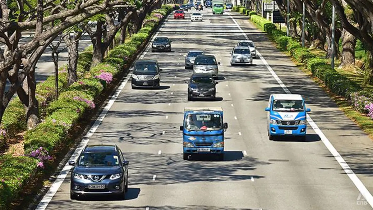 Mobil melaju di jalan tol di Singapura saat pembaruan tarif Certificate of Entitlement