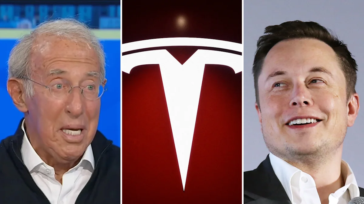 Mobil Tesla melaju di jalan raya dengan teknologi kemudi otomatis yang canggih