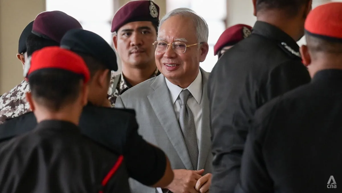Najib Razak dikawal ketat oleh pihak berwenang di kompleks pengadilan Malaysia
