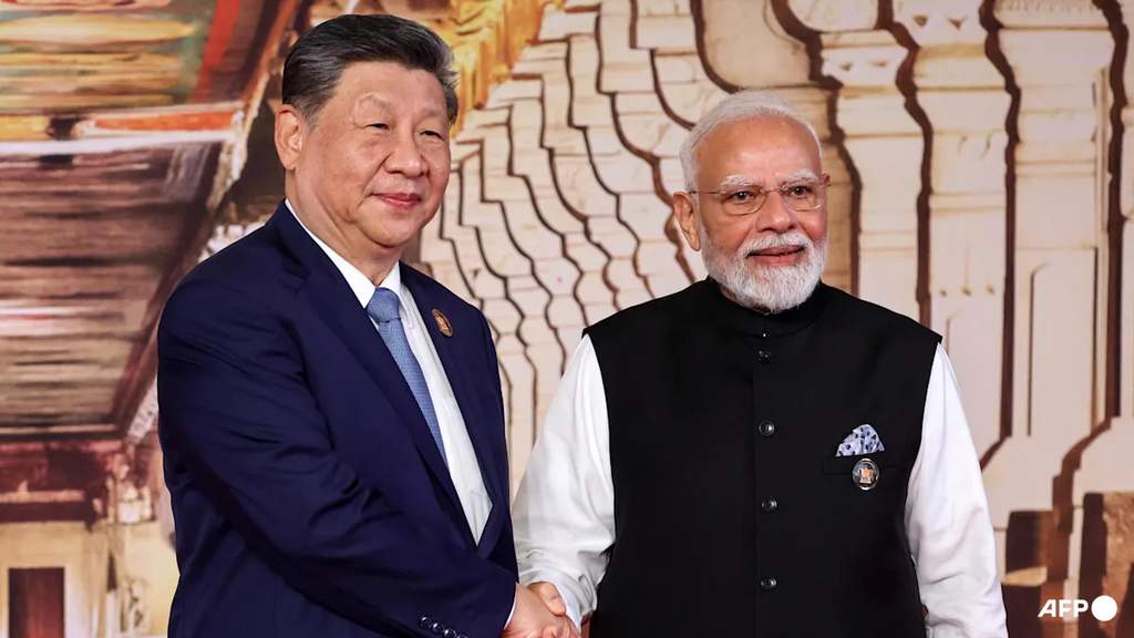 Narendra Modi dan Xi Jinping berjabat tangan dalam KTT BRICS di New Delhi