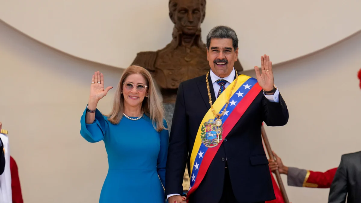 Nicolás Maduro dan istrinya Cilia Flores melambaikan tangan di Caracas