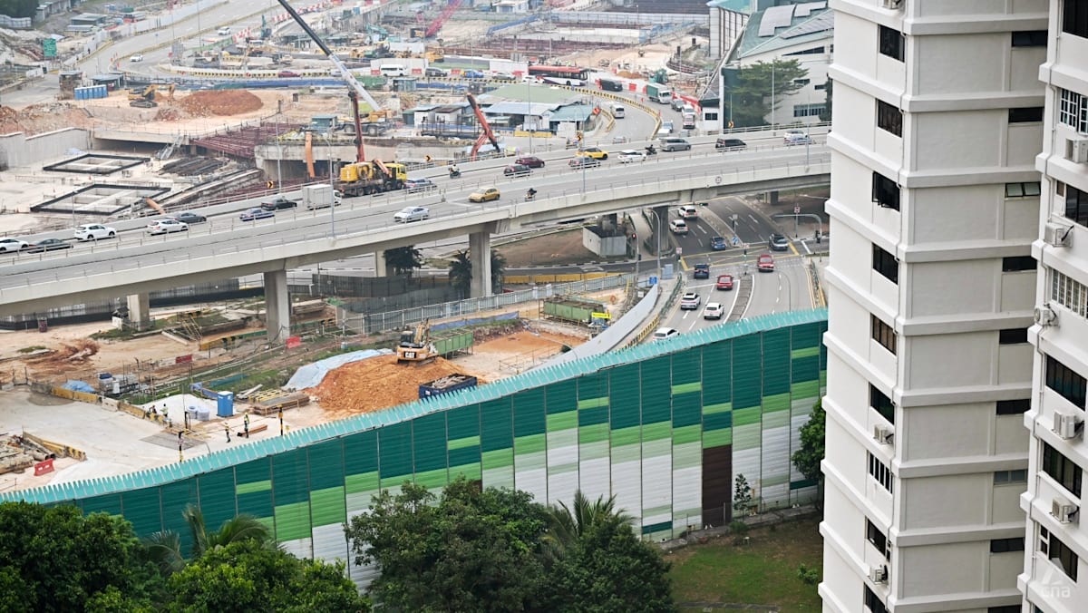Pagar lokasi konstruksi proyek North-South Corridor di kawasan permukiman Braddell Hill, Singapura
