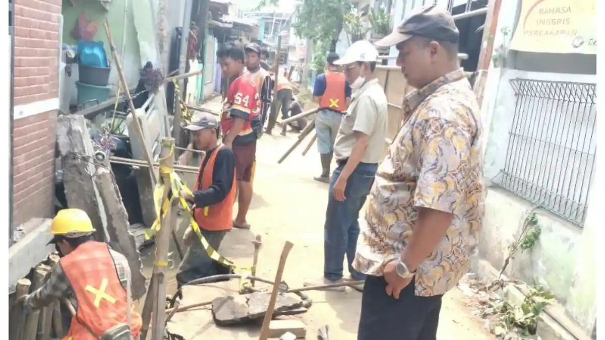 Pagar rumah warga Cengkareng yang roboh akibat proyek saluran air