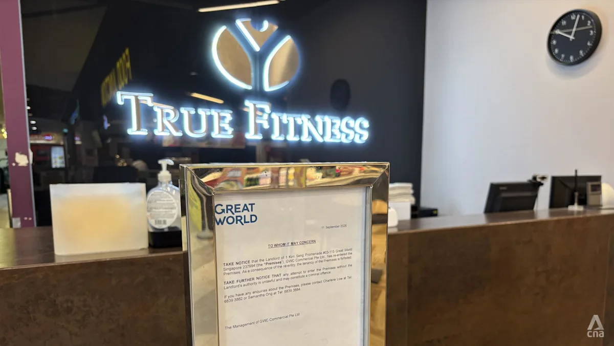 Papan pengumuman penutupan pusat kebugaran True Fitness di Singapura