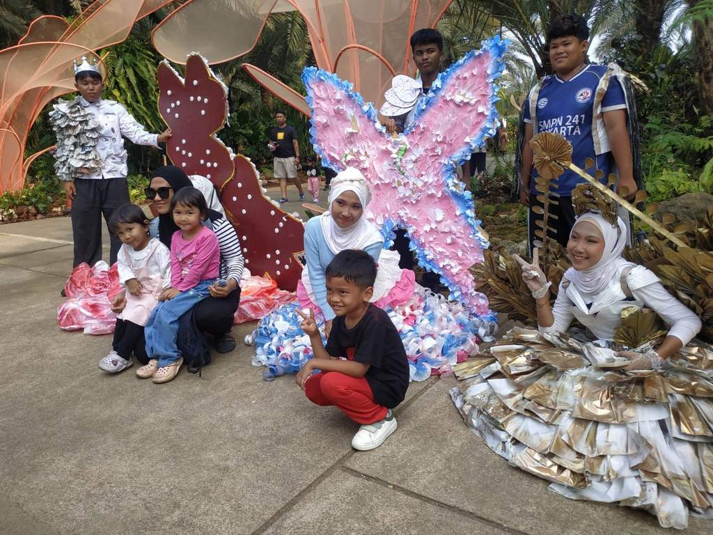 Pelajar Kepulauan Seribu tampil mengenakan busana dari sampah daur ulang di FLONA 2026