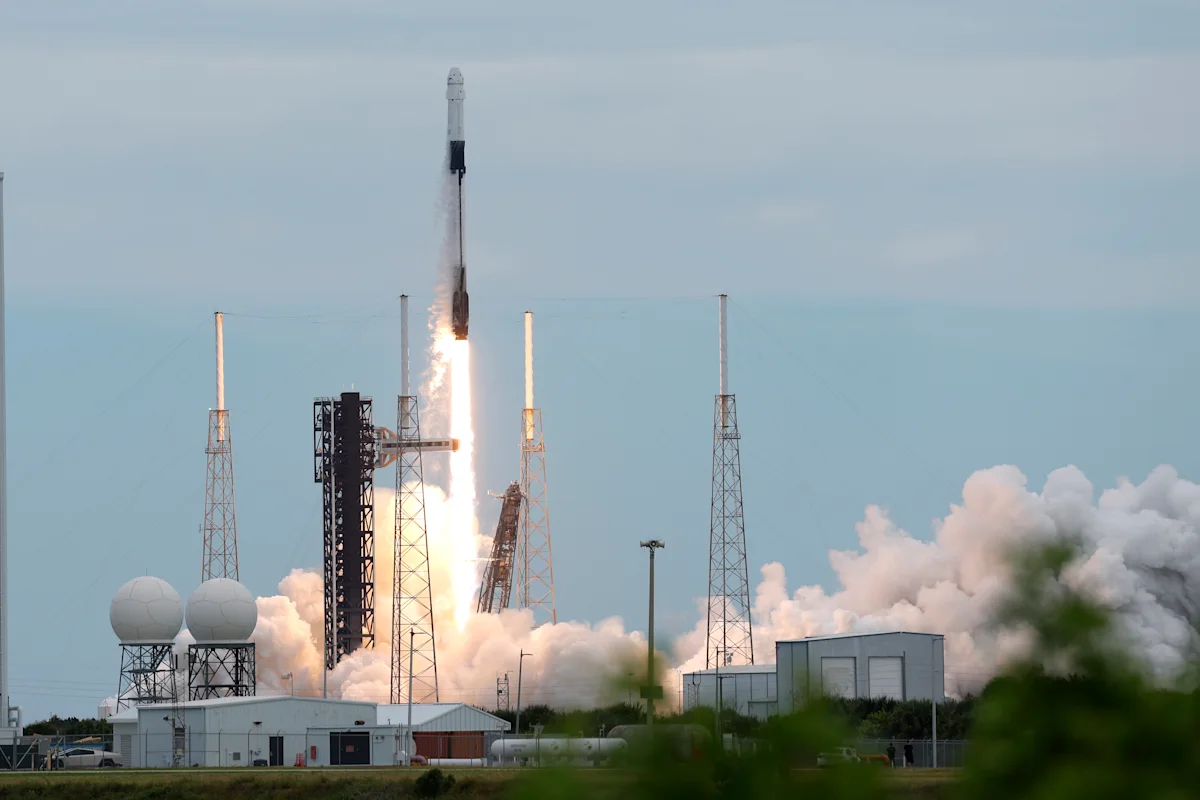 Peluncuran roket SpaceX Falcon 9 membawa misi NASA Crew-13 menuju ISS dari Florida