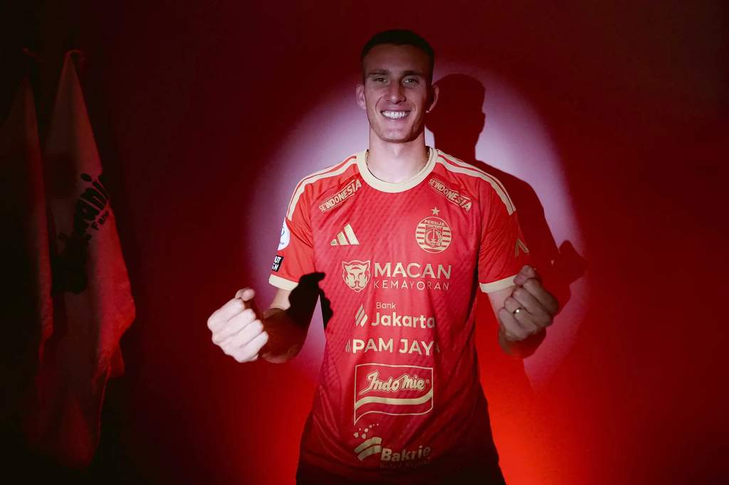 Pemain baru Persija Jakarta Ivan Mamut berpose mengenakan jersey klub