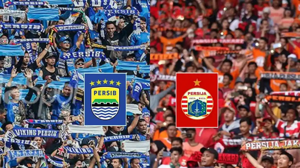 Pemain Persib Bandung dan Persija Jakarta bertanding di lapangan hijau
