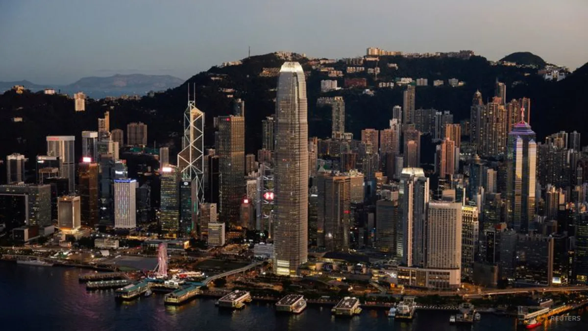 Pemandangan gedung pencakar langit di wilayah Hong Kong di bawah langit cerah