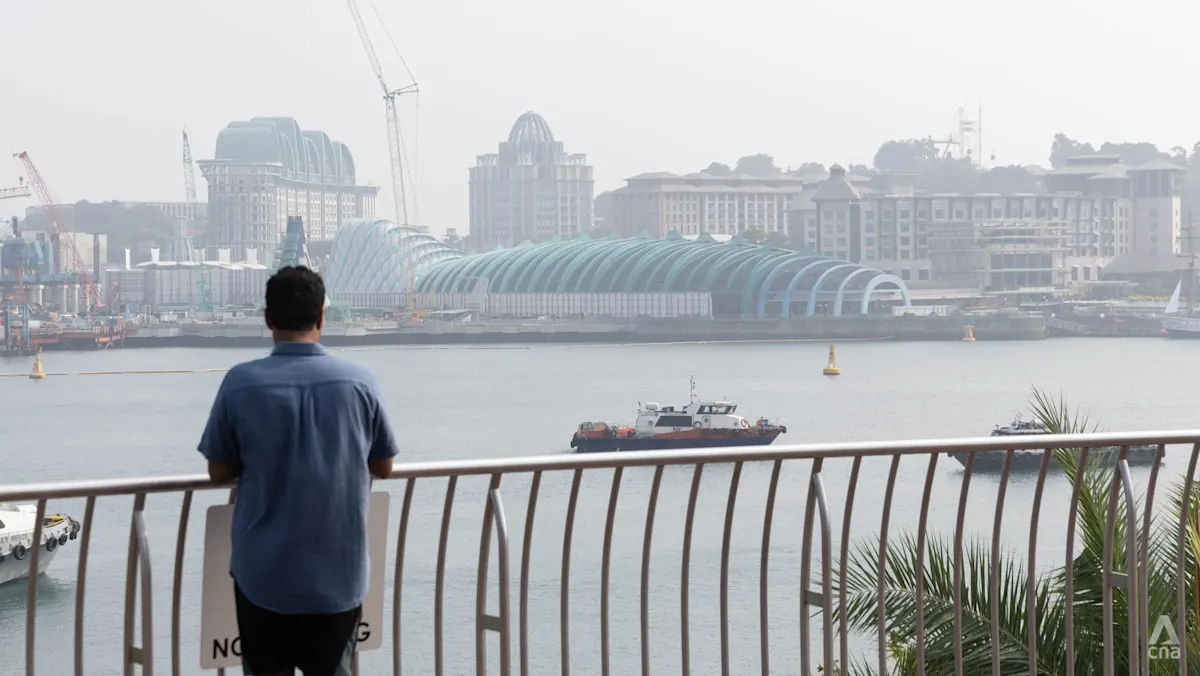 Pemandangan kabut asap yang menyelimuti kawasan pusat perbelanjaan di Singapura