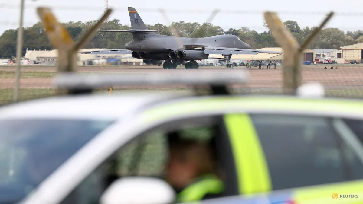 Pemandangan pesawat pengebom di pangkalan udara RAF Fairford, Inggris.