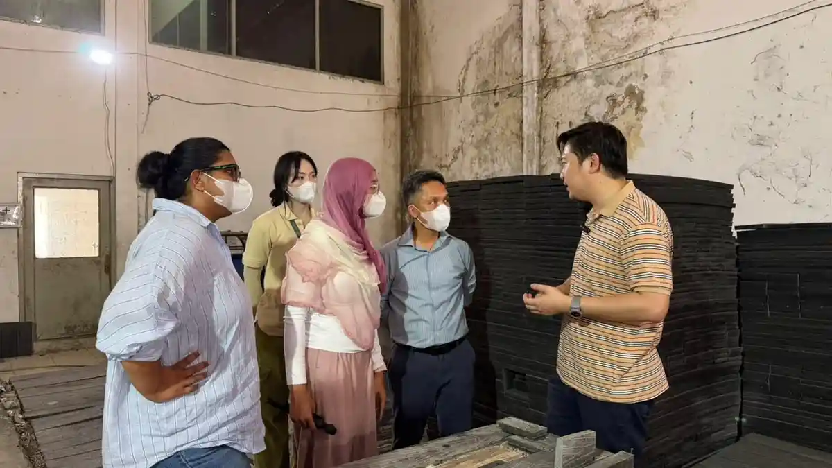 Peneliti Australia dan Indonesia melakukan kunjungan lapangan ke fasilitas pengelolaan limbah di Cengkareng