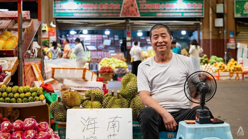 Penjual buah durian di pasar grosir Sanya China