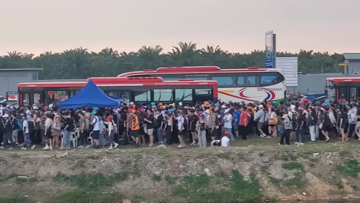 Penonton berdesakan mengantre shuttle bus di Sirkuit Sepang