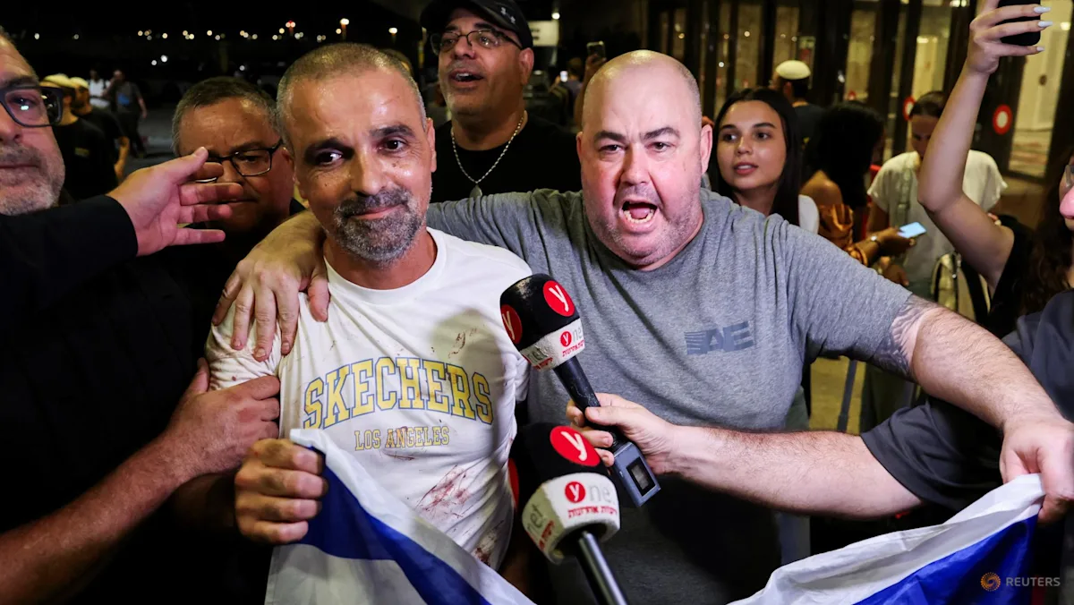 Penumpang Flydubai memegang bendera Israel di Bandara Ben Gurion