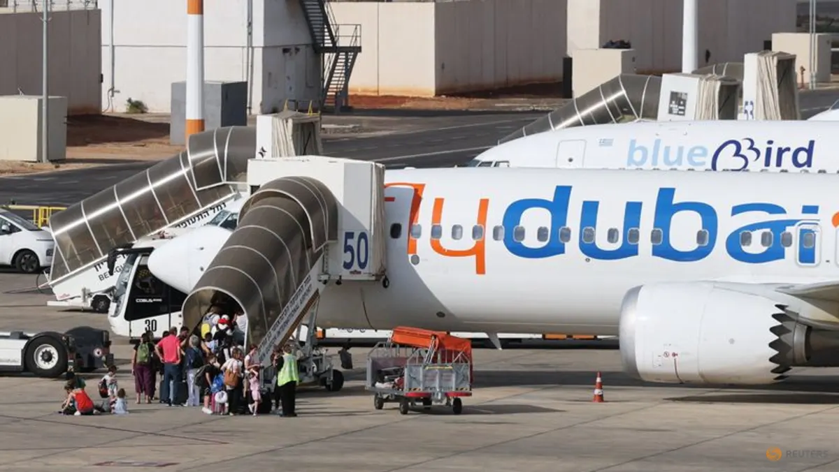Penumpang menaiki pesawat flydubai di Bandara Internasional Ben Gurion