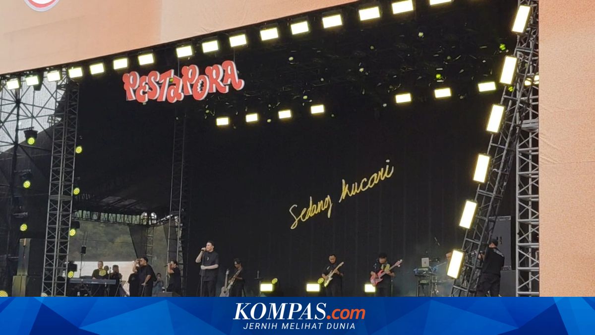 Penyanyi Tulus tampil memukau di panggung utama Pestapora 2026 Gambir Expo Jakarta