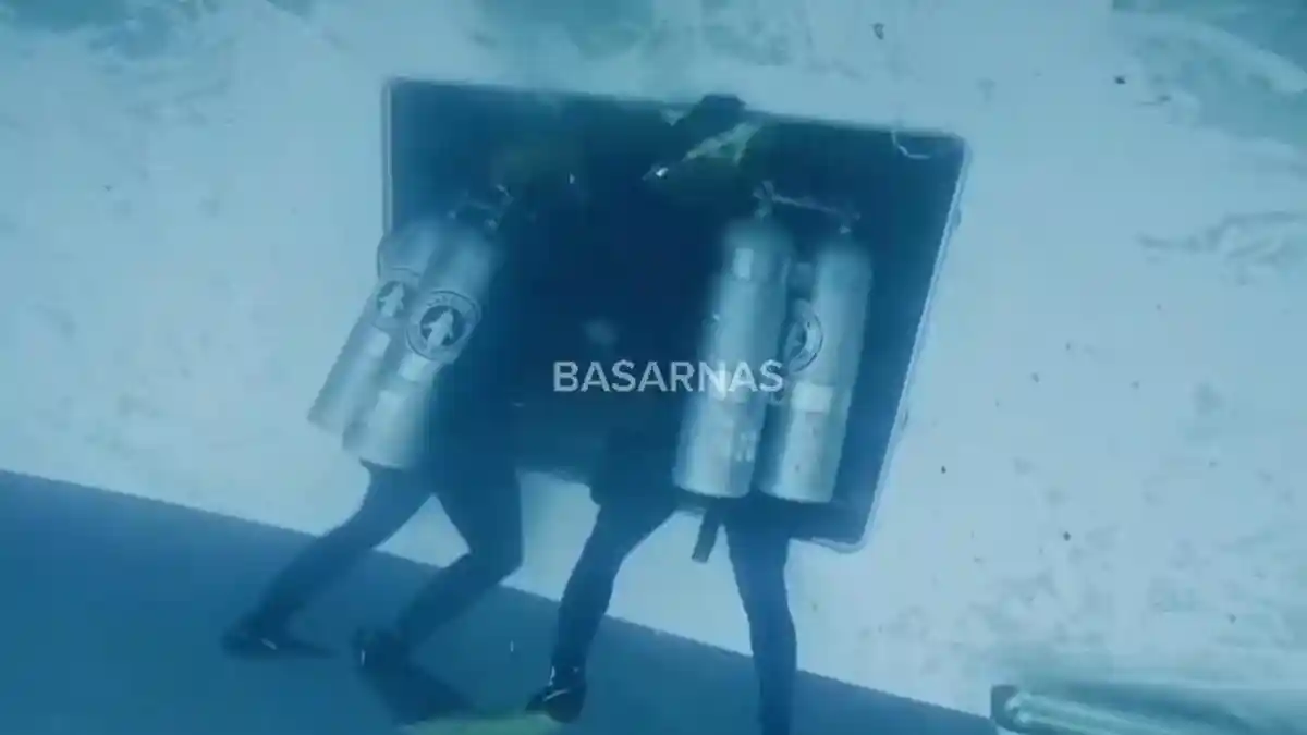 Penyelam tim SAR gabungan melakukan evakuasi korban KM Virgo di Laut Jawa
