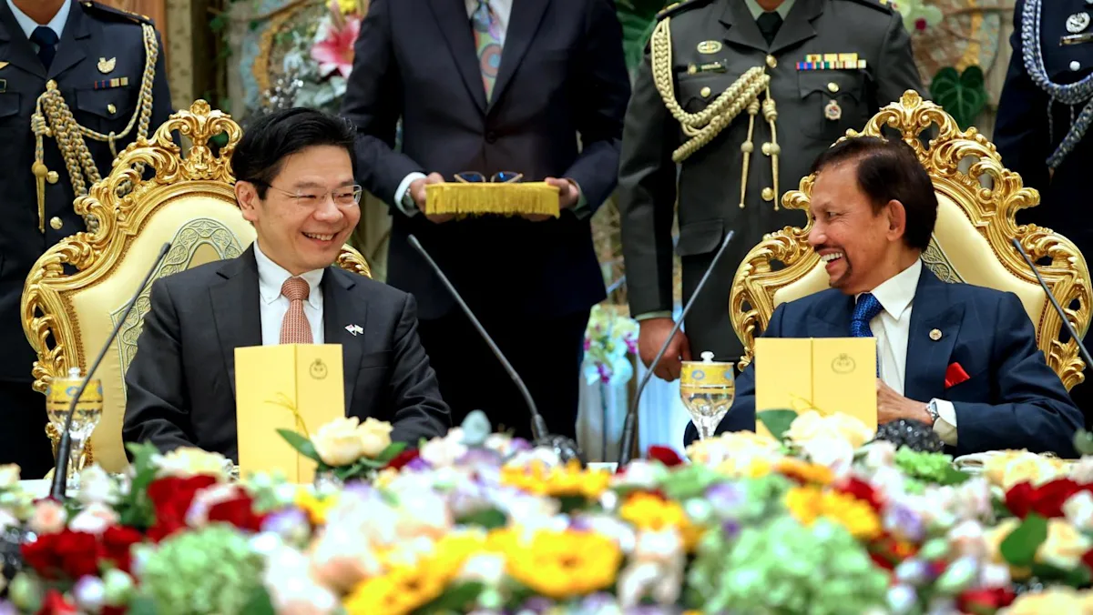 Perdana Menteri Lawrence Wong bersama Sultan Brunei Hassanal Bolkiah dalam acara resmi.