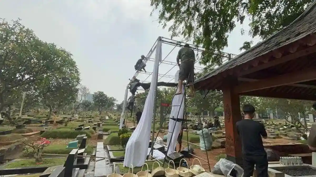 Persiapan tenda dan liang lahat di TPU Karet Bivak jelang pemakaman Guruh Soekarnoputra