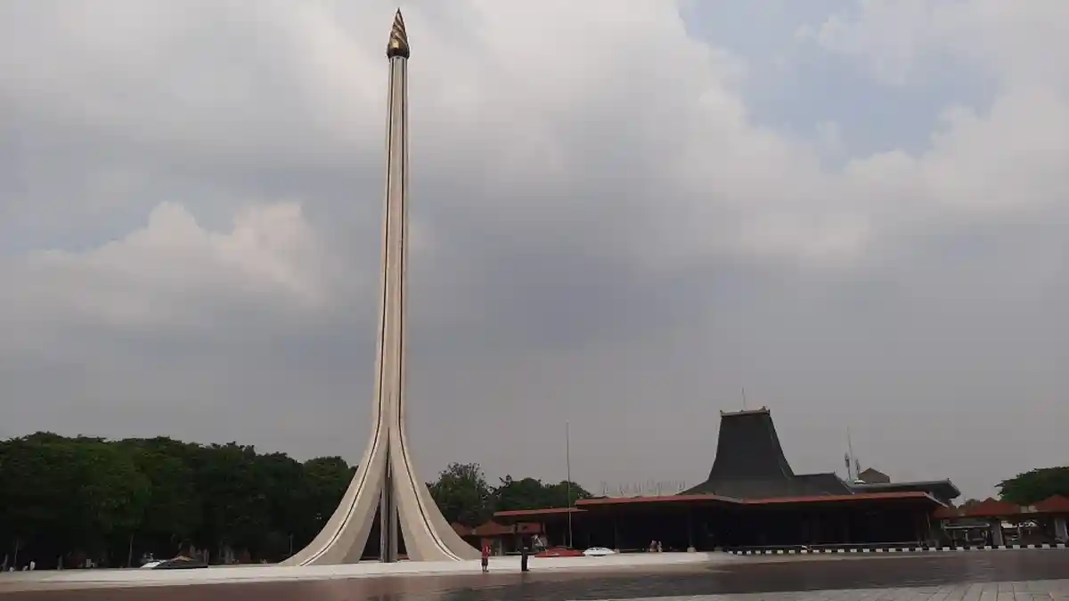 Pertunjukan seni budaya dan tari tradisional di kawasan Taman Mini Indonesia Indah