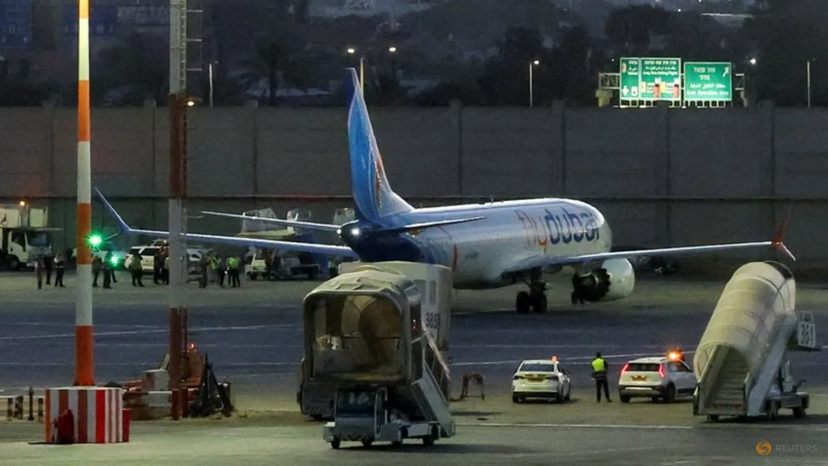 Pesawat Flydubai terparkir di bandara setelah insiden darurat