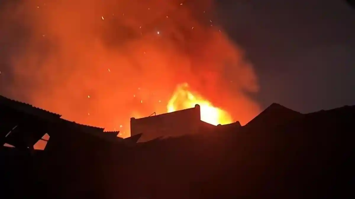 Petugas dan pedagang saat meninjau lokasi kios Pasar Serdang yang terbakar di Jakarta Pusat