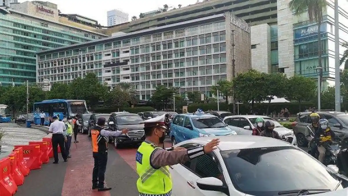 Petugas Dishub DKI Jakarta siaga atur lalu lintas laga Timnas Indonesia vs Singapura di GBK