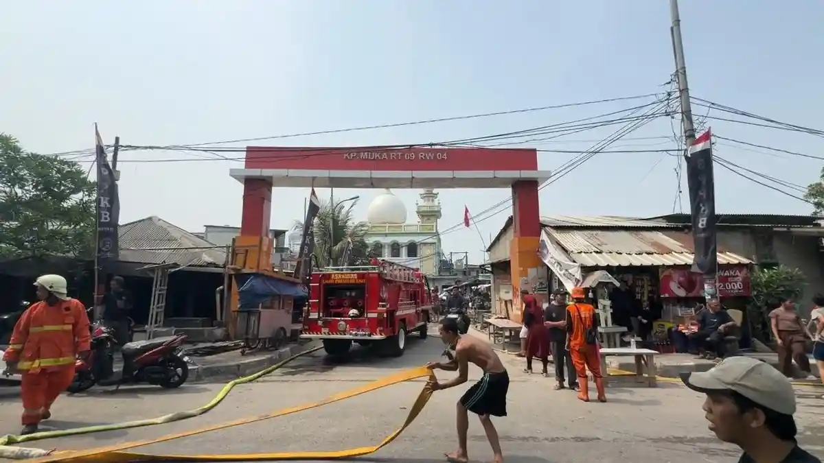 Petugas pemadam kebakaran memadamkan api di Kampung Muka Ancol Jakarta Utara