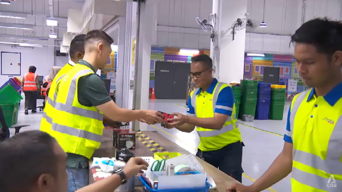 Petugas pos SingPost di Singapura mengenakan masker N95 untuk antisipasi kabut asap