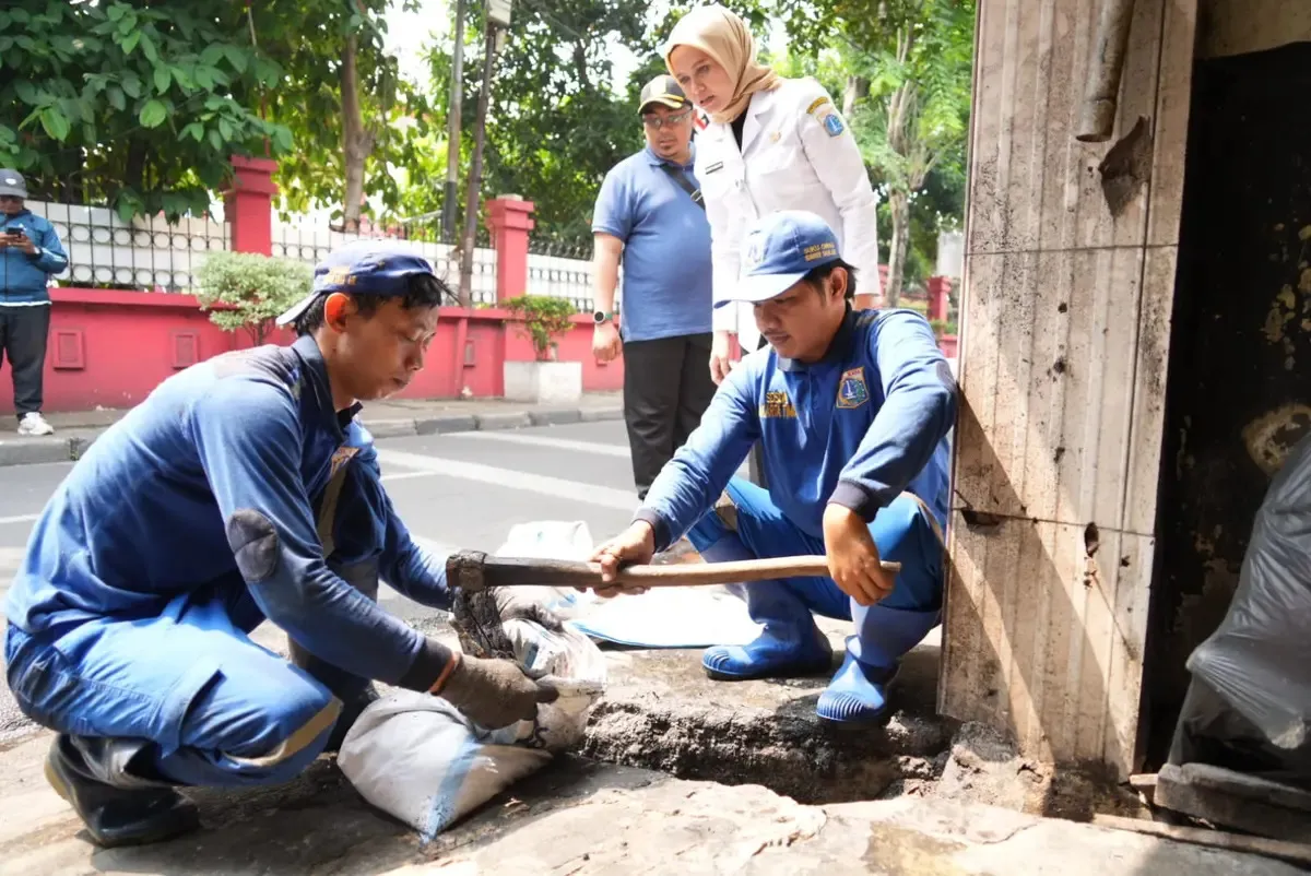 Petugas Satpel SDA Pasar Rebo membersihkan saluran air dan membangun crossing di Cijantung