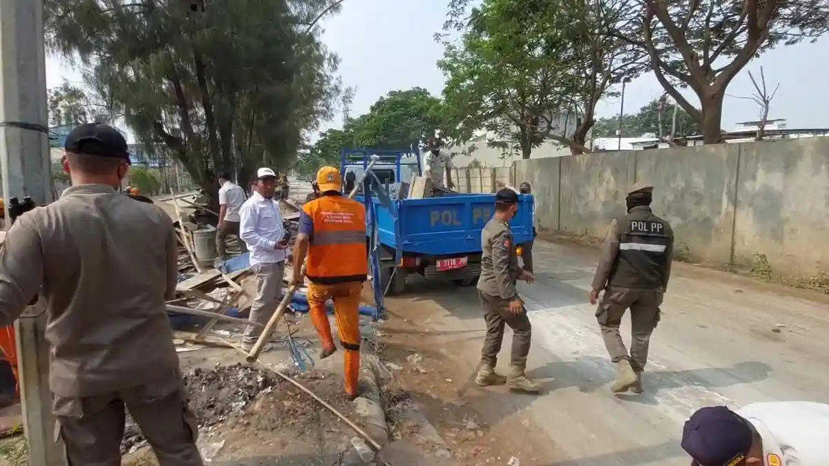 Petugas Satpol PP menertibkan bangunan liar di Jalan Ancol Baru Jakarta Utara