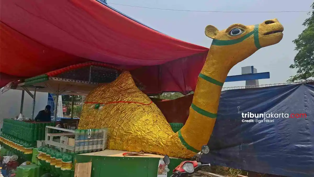Petugas UPS Badan Air Cengkareng merakit perahu hias kereta unta dari botol plastik