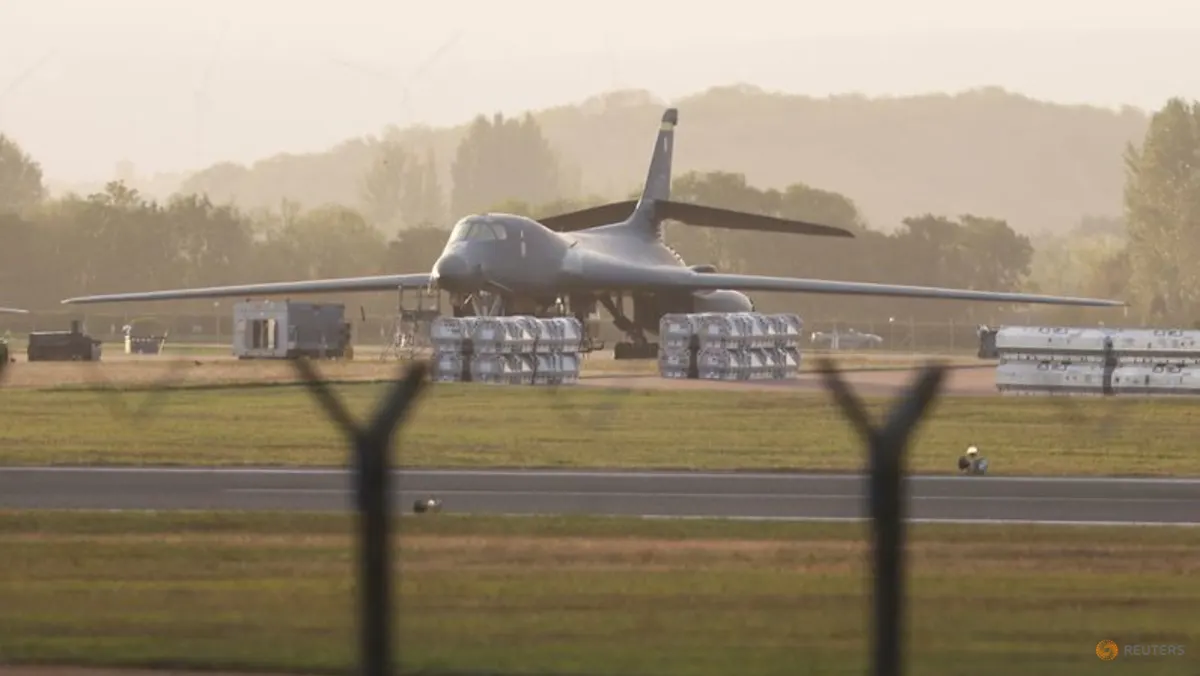 Pewarta dan aparat keamanan di sekitar Pangkalan Udara RAF Fairford Inggris