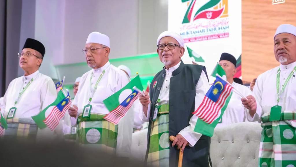 Presiden PAS Abdul Hadi Awang saat memberikan pidato di konferensi tahunan partai di Kelantan