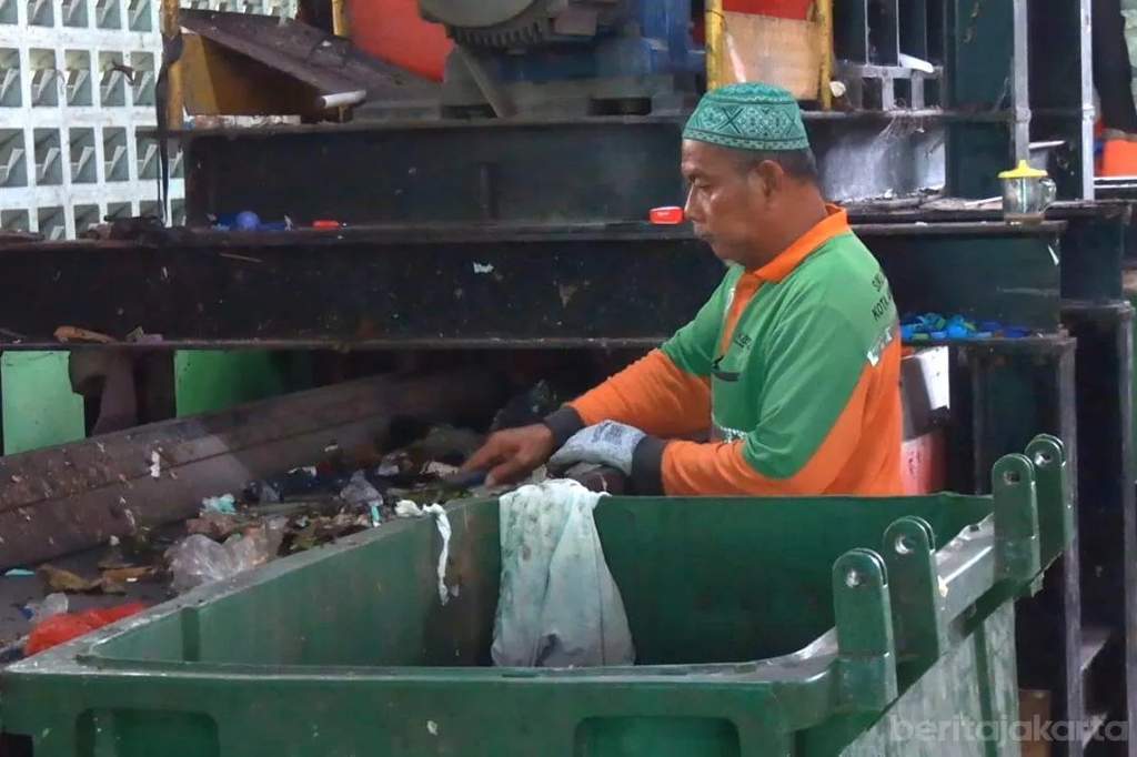 Proses pengolahan sampah di fasilitas TPS 3R Ketapang Jakarta Pusat