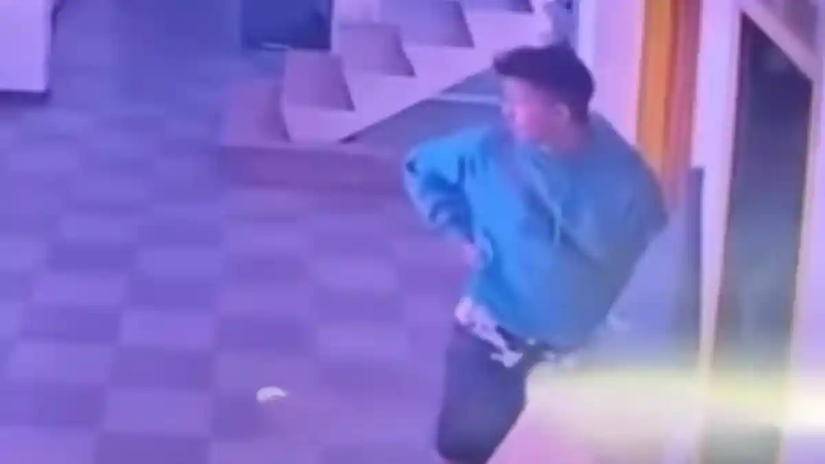 Rekaman CCTV memperlihatkan terduga pelaku pencurian kos di Jakarta Barat