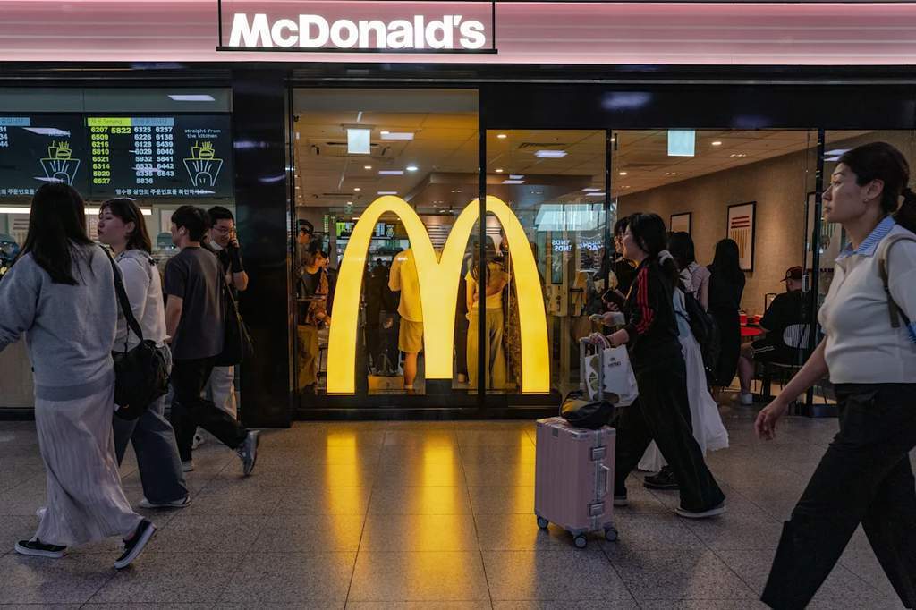 Restoran McDonald's dengan logo ikonik di tengah kota