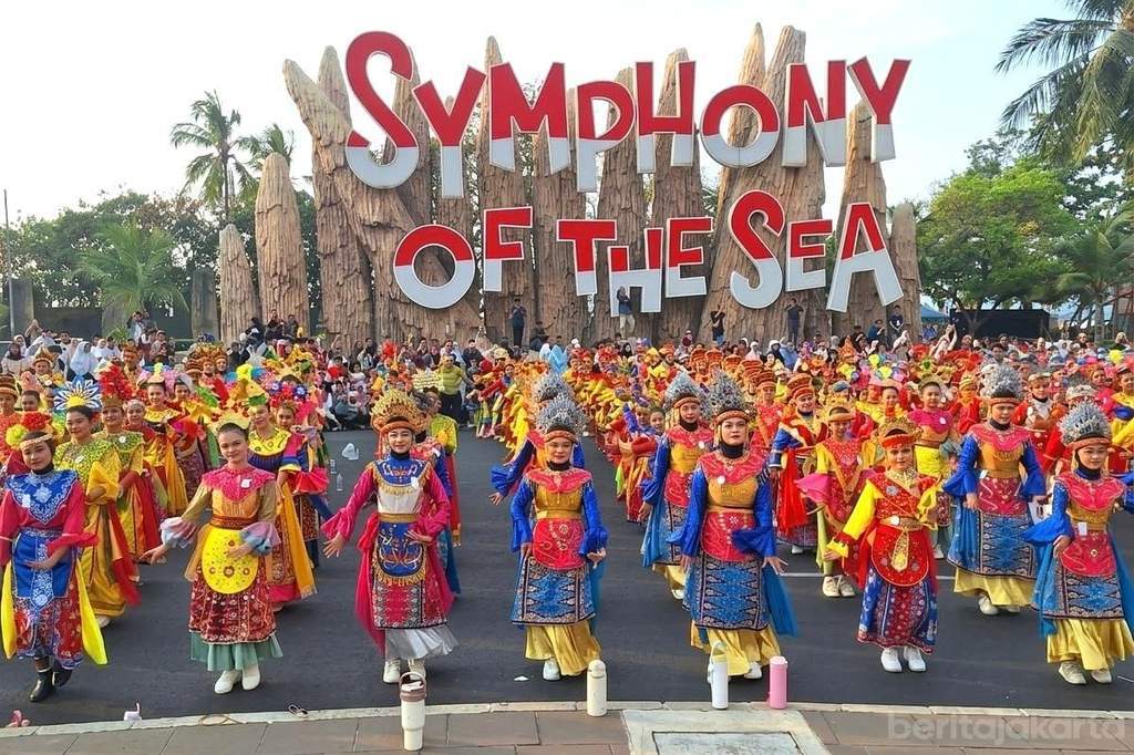 Ribuan penari menampilkan Tari Semarak Jali Betawi di Ancol Jakarta Utara