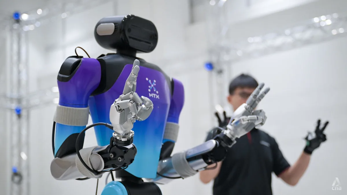 Robot humanoid mendemonstrasikan gerakan tangan di Home Team Humanoid Robotics Centre di Singapura