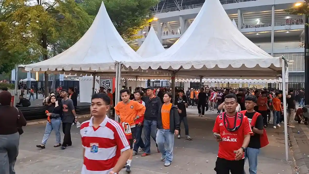 Selebrasi pemain Persija Jakarta saat merayakan kemenangan dramatis atas Persib Bandung di SUGBK