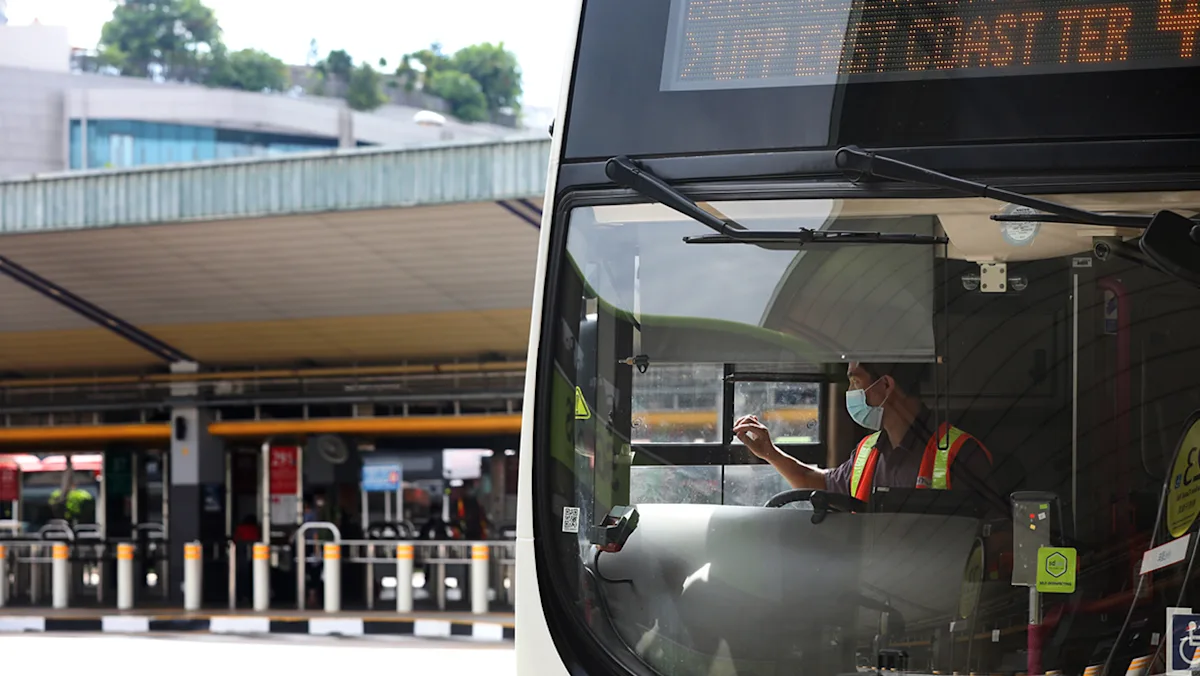Seorang pengemudi bus sedang bertugas di Tampines Bus Interchange di Singapura