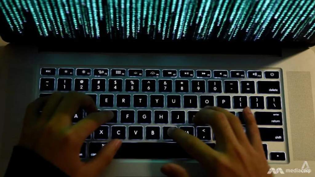 Seorang pria sedang menggunakan laptop untuk memantau keamanan akun digital