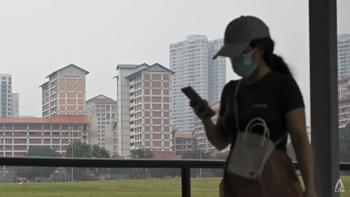 Seorang wanita mengenakan masker saat kabut asap melanda kawasan Bishan, Singapura