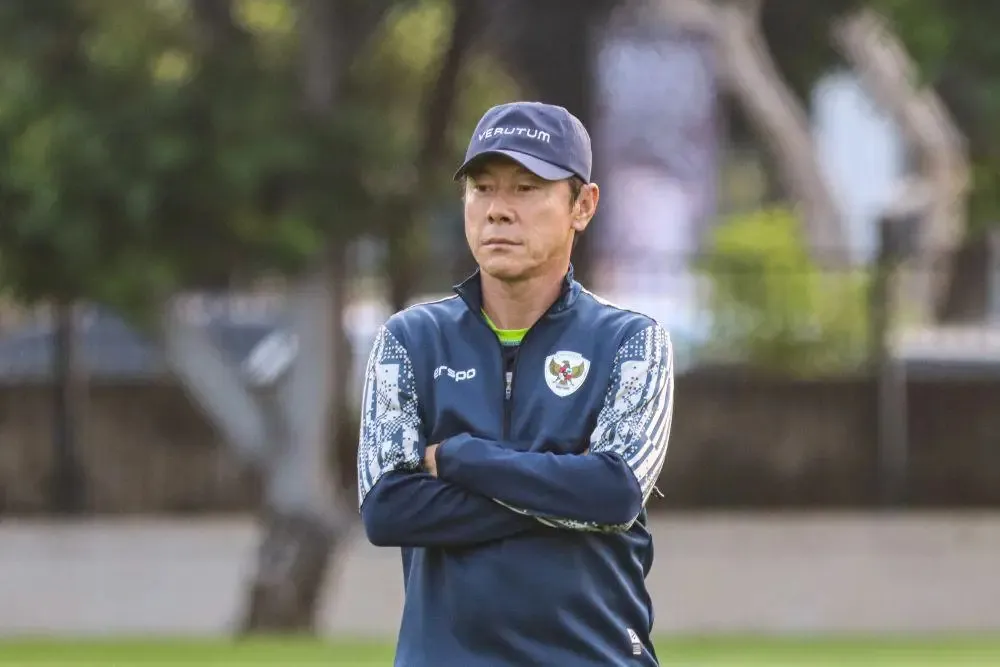 Shin Tae-yong pelatih Persija Jakarta memberikan instruksi latihan
