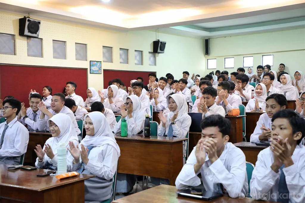 Siswa-siswi SMA kembali belajar di ruang kelas setelah PJJ Jakarta berakhir