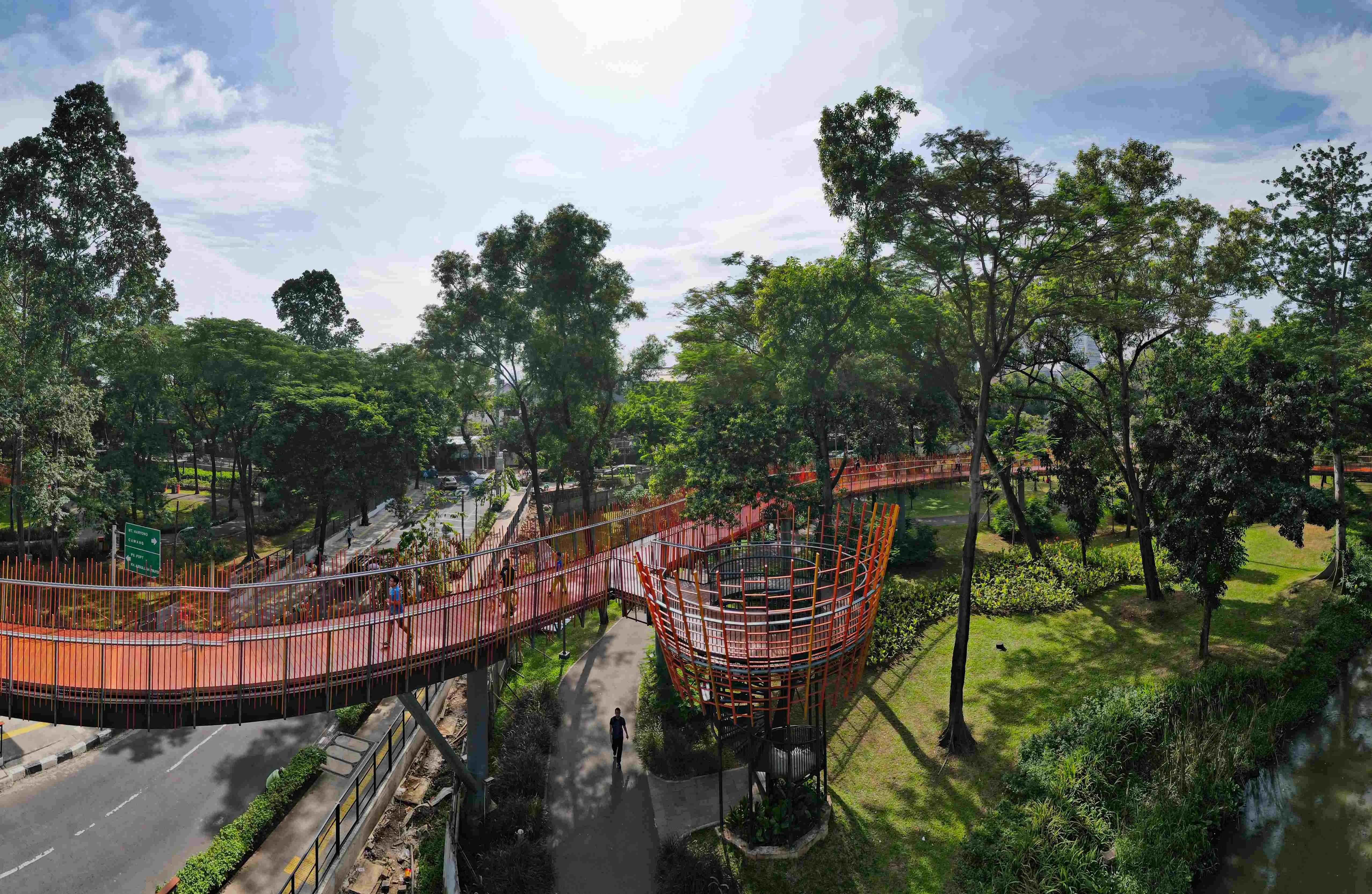Suasana asri di Tebet Eco Park Jakarta Selatan yang hijau dan rindang