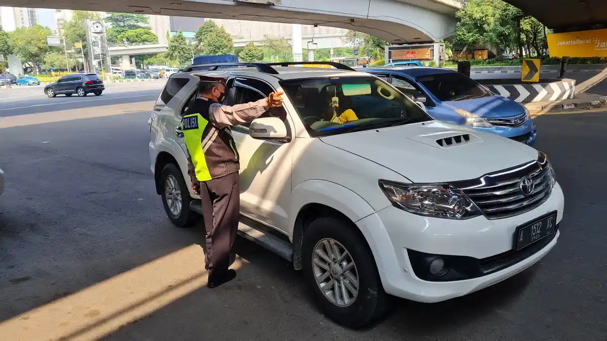 Suasana lalu lintas kendaraan di jalur ganjil genap Jakarta Pusat